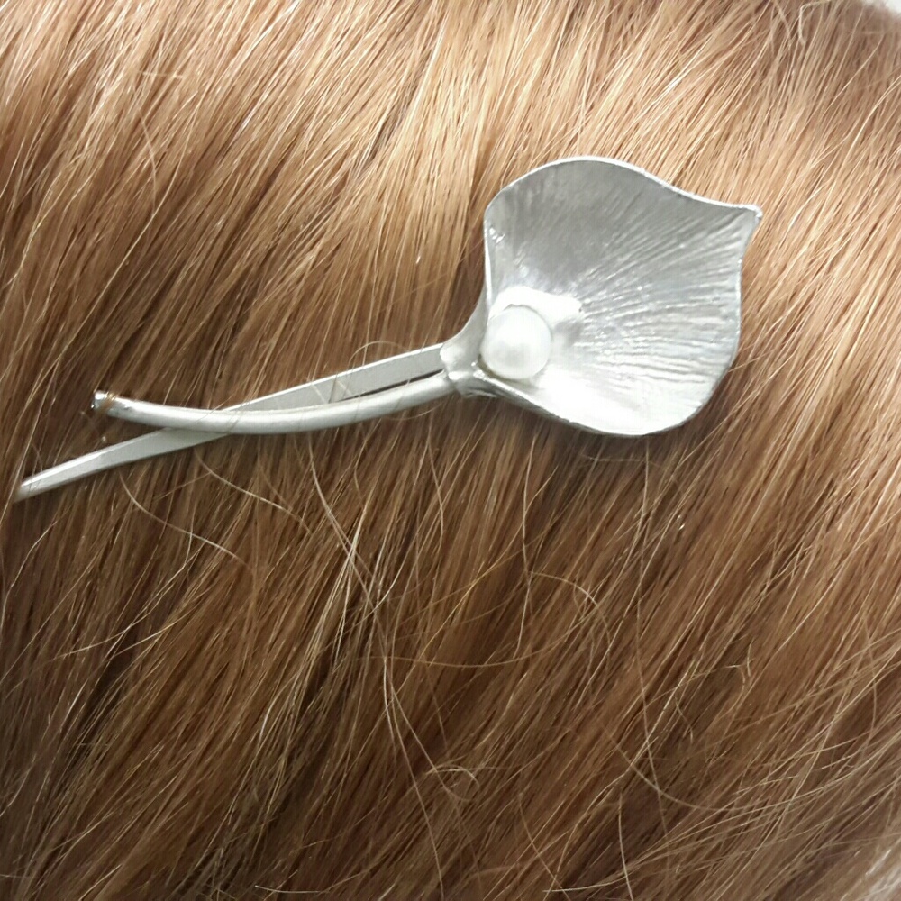 SILVER METAL & PEARL CALA LILY FLORAL HAIR PIN - Picture 2 of 3